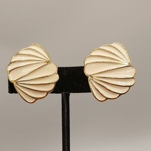 TRIFARI vintage 70’s 80’s  cream Enamel shell Clip Earrings NOS near MINT